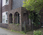 Poort naar de voordeur.
<br/>
Corrie Groen- Pickhard, 2015-05-25